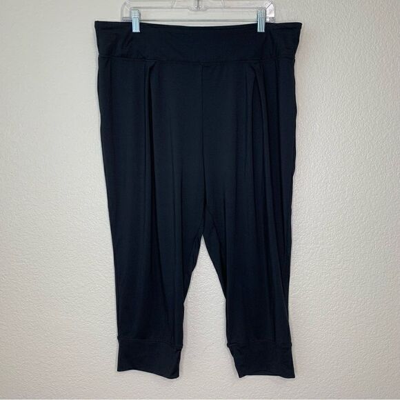 Fabletics Women’s Black Yogi Capri Pants - Picture 2 of 10